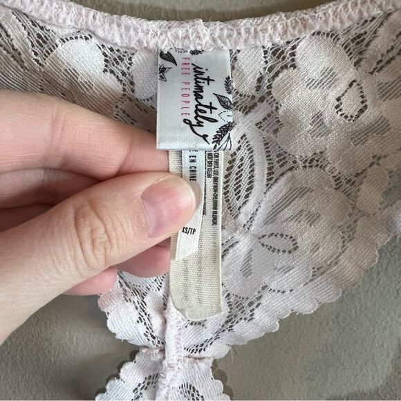 ✨ Intimately Free People Light Pink Lace Bralette XS - Picture 3 of 8